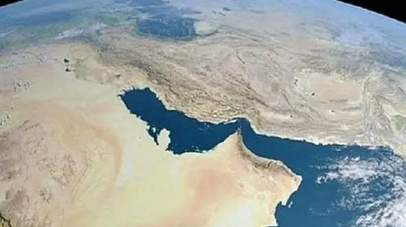 خلیج فارس؛ دریایی که بوی نفت و باروت گرفته است / ۲۱ میلیارد لیتر نفت؛ بمب ساعتی اکولوژیکی در آب‌های جنوب/مرگ خاموش لاک‌پشت‌ها و دلفین‌ها زیر لکه‌های سیاه