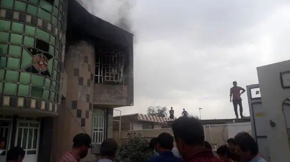 فیلم لحظه سوختن خانه معلم چرام در آتش