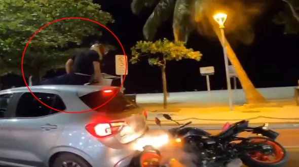 فیلم باورنکردنی پرتاب شدن موتور سوار روی سقف ماشین 