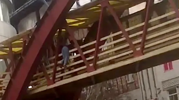 فیلم لحظه خودکشی زن تبریزی که نجات یافت+ تصاویر