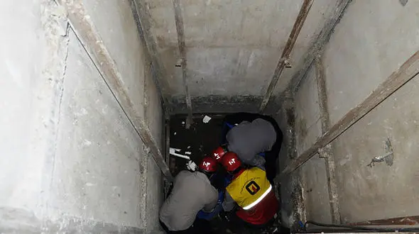 سقوط مرگبار آسانسور در ساختمان نیمه کاره / 4 تن کشته و زخمی شدند + جزییات