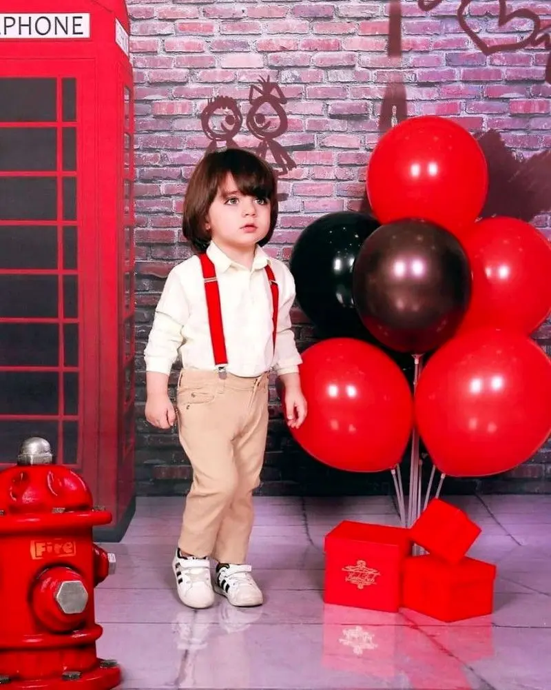 ژست عکس یلدا کودک | ژست عکس شب یلدا 1404 برای کودکان دخترانه و پسرانه آتلیه ای و در خانه