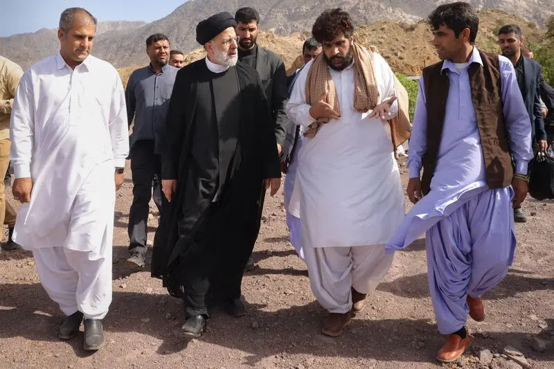 آیت‌الله دکتر سید ابراهیم رئیسی صبح امروز جمعه در اولین بخش از برنامه‌های دومین روز سفر دولت مردمی به استان کرمان ، در جریان بازدید از مناطق محروم جنوبی استان کرمان، به دیدار مردم روستای تنگ‌شاه شهرستان عنبرآباد رفت.