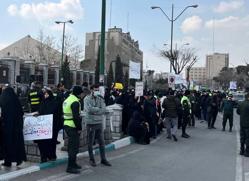 تجمع کفن‌پوشان حامی قانون حجاب مقابل مجلس