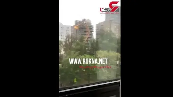لحظه سقوط جرثقیل یک برج عظیم  بر اثر باد + فیلم 