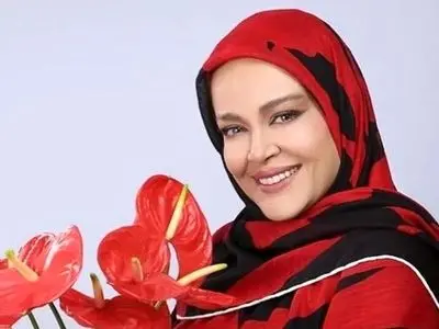 عکس/ نکاهی به مانتو مجلسی خوش رنگ با طراح ایرانی بهاره رهنما بازیگر خوش استایل ایرانی/ حفظ اصالت یعنی این