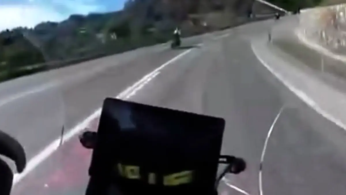 فیلم لحظه مرگبار تصادف موتورسوار با خودرو