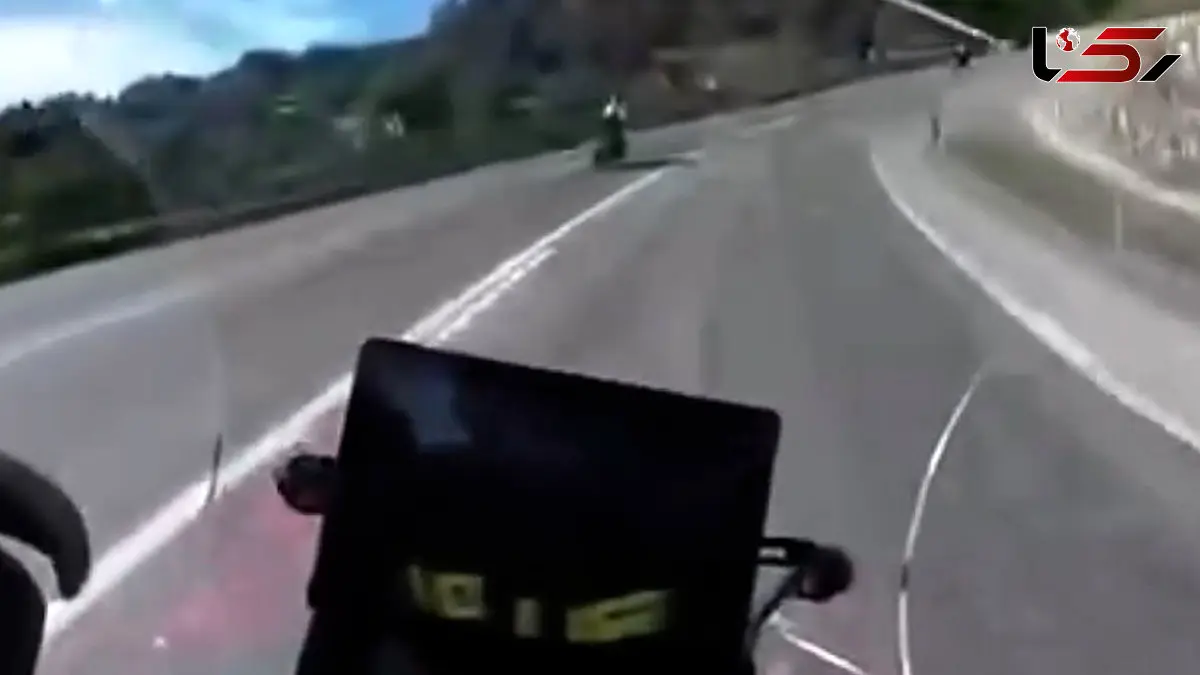 فیلم لحظه مرگبار تصادف موتورسوار با خودرو