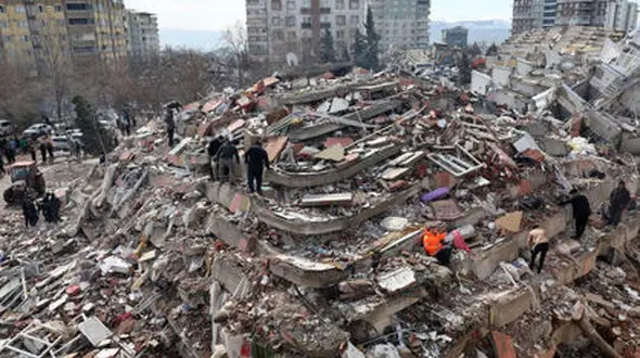 ماجرای عکسی تراژیک از زلزله ترکیه که جهانی شد/ این پدر می‌خواست دنیا از دست دادن دخترش را ببیند+ عکس 