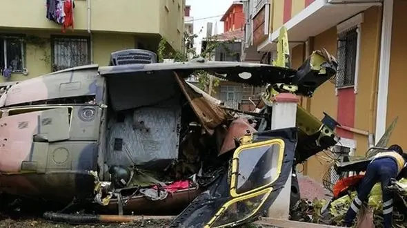 هلی کوپتر ارتش وسط خانه ها سقوط کرد +تصاویر و فیلم