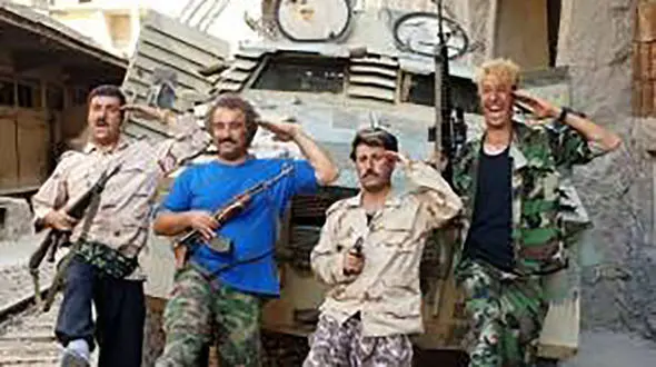 (فیلم) سکانسی خنده دار از سریال پایتخت/وقتی بهرام افشاری پشت تیربار میشینه و جو گیر میشه