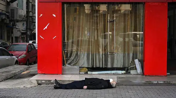 فریادهای امیدوارانه مردم در قرنطینه ووهان چین + فیلم