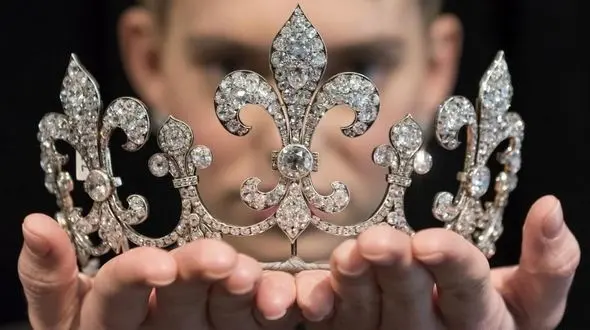 جواهرات 200ساله ملکه حصر شده فرانسه حراج شد+تصاویر