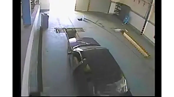 ببینید / اتفاق هولناک در تعمیرگاه/ فیلم سقوط ناگهانی یک مرد در چاله مکانیکی!