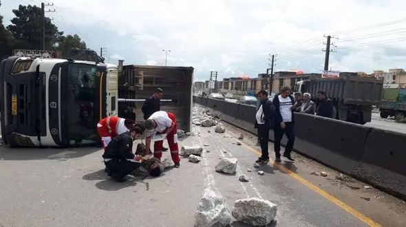 واژگونی وحشتناک کامیون در پاکدشت + عکس