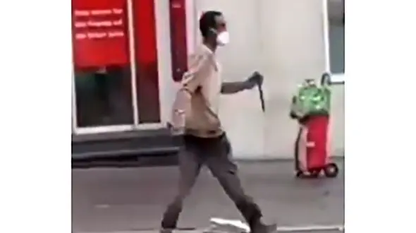 عکس دانشجوی سیاهپوست که با چاقو به جان مردم افتاد / در آلمان رخ داد