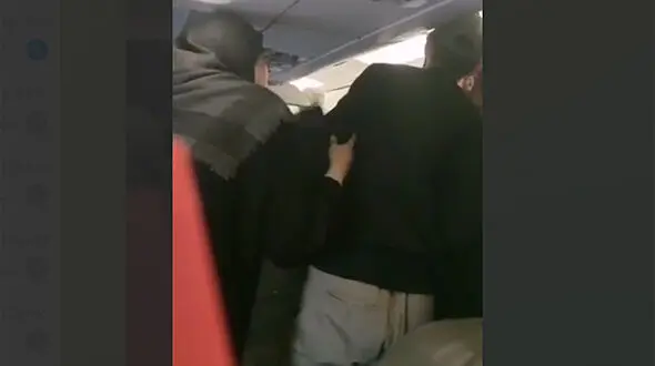 فیلم کتک زدن مسافر پرواز نجف تهران توسط مهماندار هواپیمایی قشم ایر / ببینید