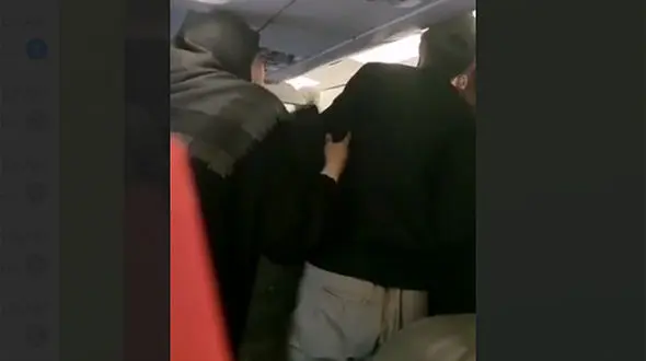 فیلم کتک زدن مسافر پرواز نجف تهران توسط مهماندار هواپیمایی قشم ایر / ببینید