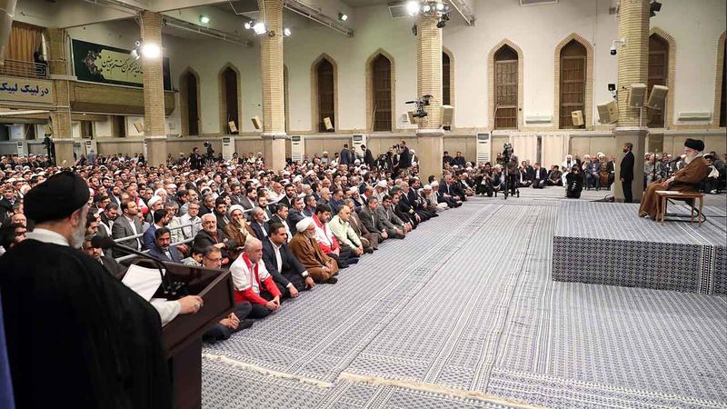 رهبر معظم انقلاب اسلامی حضرت آیت الله خامنه ای امروز( دوشنبه ) 17 اردیبهشت 1403 در دیدار مسئولان و کارگزاران حج و جمعی از زائران بیت الله الحرام