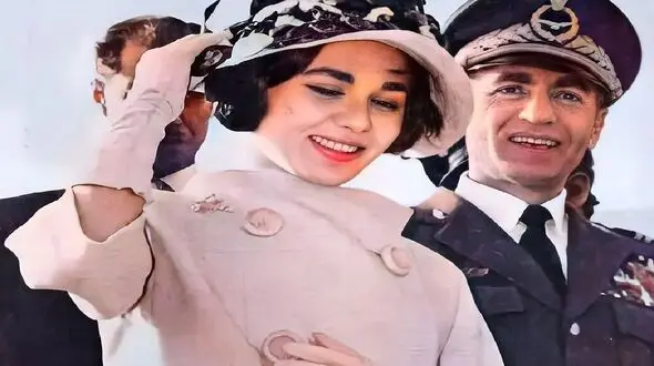 عکس سفر در زمان  /  رفتارهای لوس محمدرضا پهلوی با فرح دیبا  که انگار سیندرلاست! / از کالسکه طلایی تا تاج و لباس سفید ...