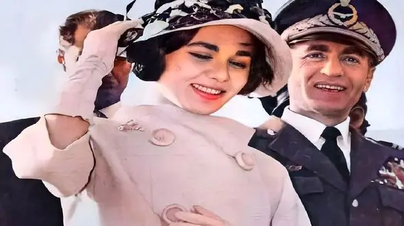 عکس سفر در زمان  /  رفتارهای لوس محمدرضا پهلوی با فرح دیبا  که انگار سیندرلاست! / از کالسکه طلایی تا تاج و لباس سفید ...