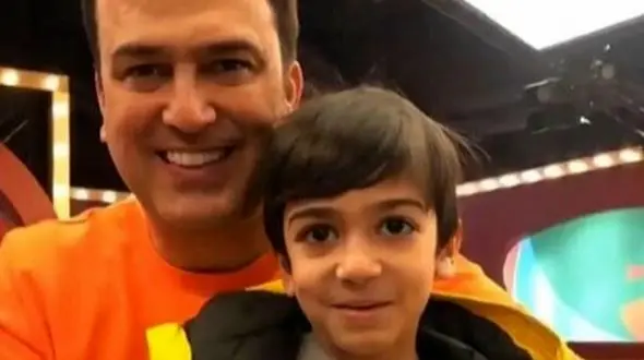 تمیزکاری و جاروبرقی کشیدن به سبک آراد پسر بانمک حامد آهنگی+ویدیو/ پاش بیوفته مجری خوش خنده از بچه خودشم کار می‌کِشه