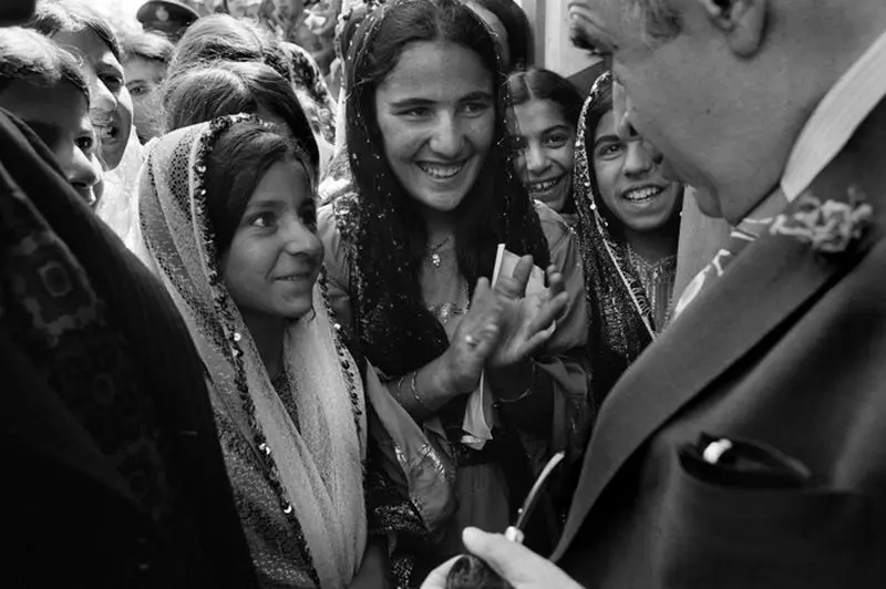 گفتگوی هویدا با دختران کرد در کمپین انتخاباتی در سنندج