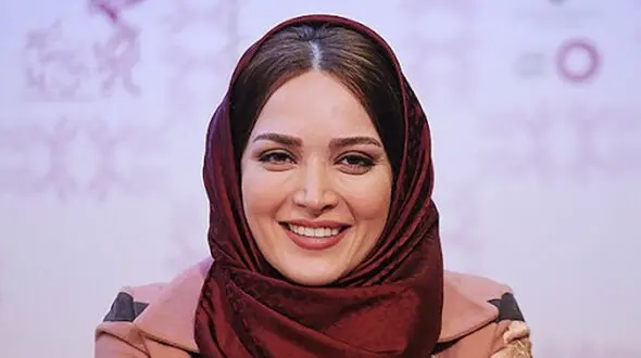 عکسی از بهنوش طباطبایی با استایل صورتی در کنسرت علیرضا قربانی