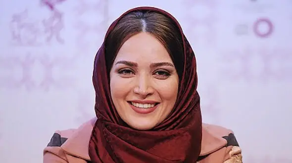 عکسی از بهنوش طباطبایی با استایل صورتی در کنسرت علیرضا قربانی