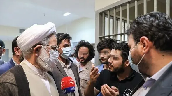 گفت‌وگوی دادستان کل کشور با تعدادی از دستگیرشدگان اغتشاشات اخیر در مشهد