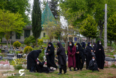 شرکت کنندگان در مراسم تشییع جنازه یک قربانی کووید-19، قائم شهر - مازندران / عکاس: مجید سعیدی