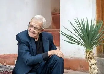 فیلم/ سوپرایز جشن تولد 87 سالگی اردشیر کاظمی توسط بهاره رهنما و همکارانش