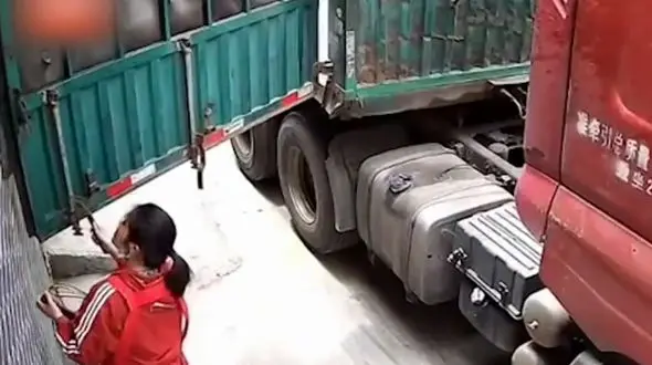 فیلم وحشتناک از گیر کردن سر زن جوان بین دیوار و در کامیون / معجزه در زنده ماند ن را ببینید