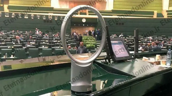 جلوی تریبون مجلس برای روحانی پنکه گذاشته بودند؟