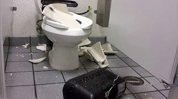 عجیب / انفجارهای خونین توالت‌های فرنگی !
