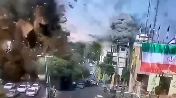 واضح ترین فیلم از حمله موشکی اسرائیل به میدان قدس تجریش ! / وسط خیابان بین مردم اصابت کرد / نقطه زنی دروغ بود !