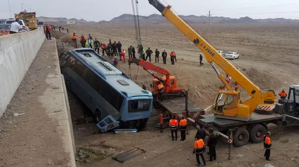 آخرین جزئیات مجروح شدن ۱۷ نفر در حادثه واژگونی اتوبوس در بندرعباس