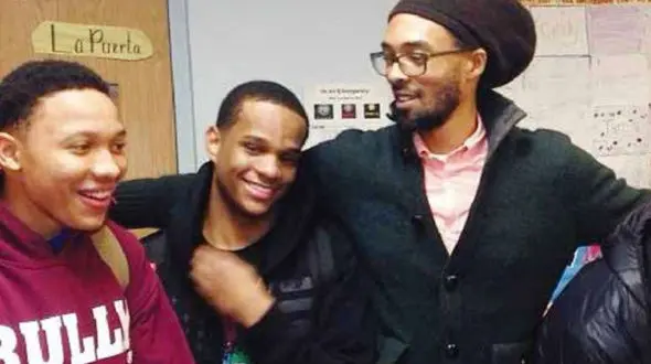 پزشکی که داوطلبانه کنترل خشونت را به نوجوانان می آموزد!+عکس