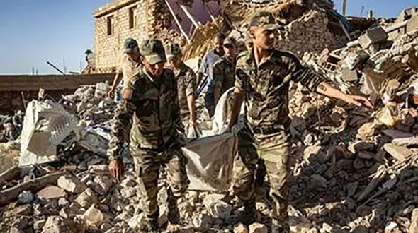 لحظه باورنکردنی خروج یک نوزاد زنده از زیر آوار زلزله مهیب مراکش + فیلم