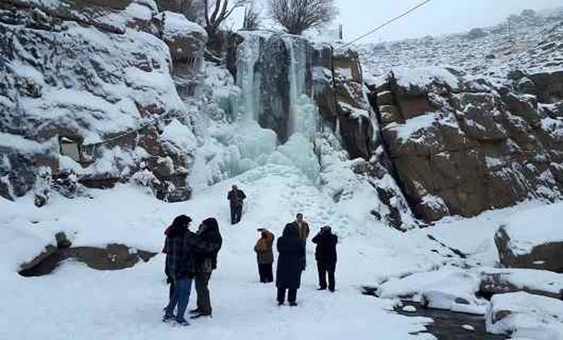 آبشار گنجنامه همدان یخ زد