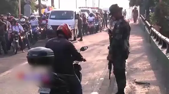 گشت زنی ارتش فیلیپین با خودروهای نظامی برای نظارت بر قرنطینه سراسری + فیلم