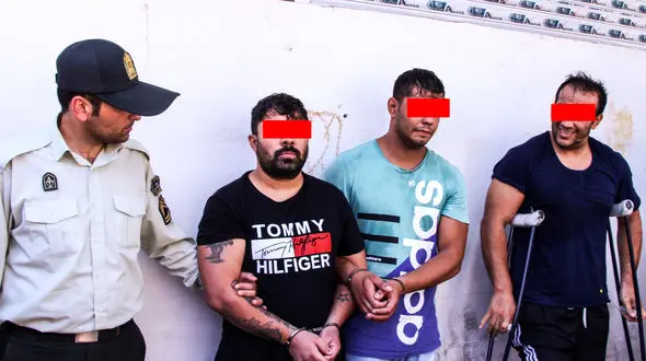 گنده لات‌های تهران با شمشیر به جان مردم افتادند / بلایی که پلیس امنیت بر سر آنها آورد+فیلم دوربین مداربسته