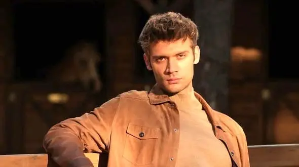 بازیگر مشهور ترک در شیراز دیده شد! / استایل سوپراستار سینمای ترکیه در جشنواره بین المللی شیراز