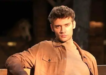 بازیگر مشهور ترک در شیراز دیده شد! / استایل سوپراستار سینمای ترکیه در جشنواره بین المللی شیراز