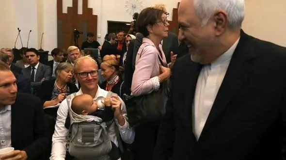 شیر دادن نماینده سوئدی به فرزندش در حضور ظریف + عکس