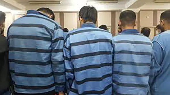 بازداشت 24 مرد با 12 اسلحه در آبادان / شبیخون پلیس با عاملان تیراندازی های وحشت آور + فیلم