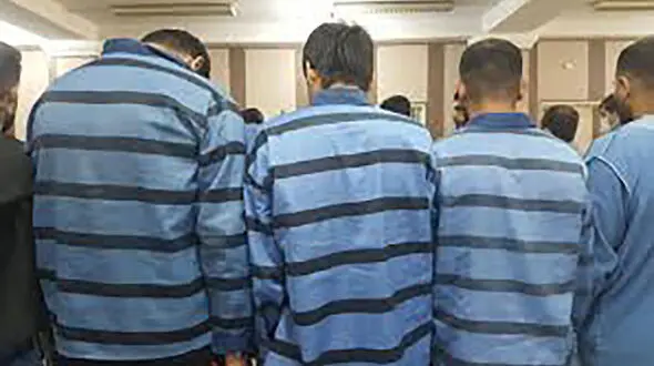 بازداشت 24 مرد با 12 اسلحه در آبادان / شبیخون پلیس با عاملان تیراندازی های وحشت آور + فیلم