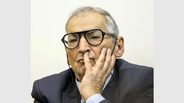 بازداشت زیباکلام در مسیر نمایشگاه کتاب کذب است
