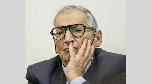 بازداشت زیباکلام در مسیر نمایشگاه کتاب کذب است
