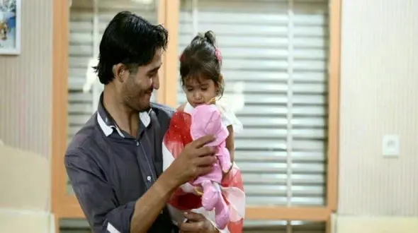 فیلم لحظه احساسی و زیبای دیدار ملیکا و پدرش پس از 11روز در اصفهان + عکس 